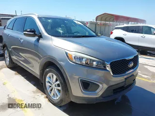 2018 Kia Sorento L z VIN 5XYPG4A32JG377807, wystawiony jako IAAI lot #41963441 z przebiegiem 121 339 mil mil oraz . Historia ofert i sprzedaży dostępna na DreamBid. Obrazek 1.