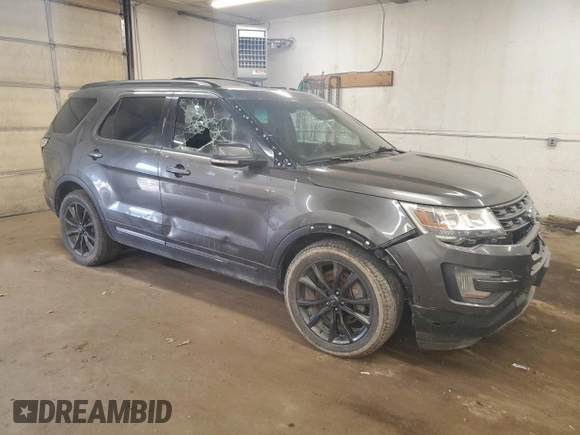 2017 Ford Explorer XLT z VIN 1FM5K8D88HGB26121, wystawiony jako Copart lot #57841305 z przebiegiem 114 157 mil mil oraz Czysty tytuł • Clean title. Historia ofert i sprzedaży dostępna na DreamBid. Obrazek 4.