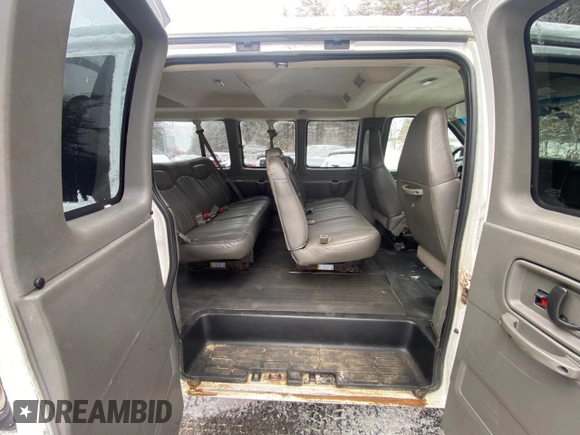 2006 GMC Savana z VIN 1GJHG39U461144037, wystawiony jako Copart lot #43477765 z przebiegiem 113 395 mil mil oraz Czysty tytuł • Clean title. Historia ofert i sprzedaży dostępna na DreamBid. Obrazek 6.