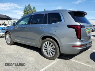 2023 Cadillac XT6 FWD Premium Luxury z VIN 1GYKPCRS5PZ212337, wystawiony jako Copart lot #46283655 z przebiegiem 15 660 mil mil oraz Szkody całkowita. Historia ofert i sprzedaży dostępna na DreamBid. Obrazek 2.