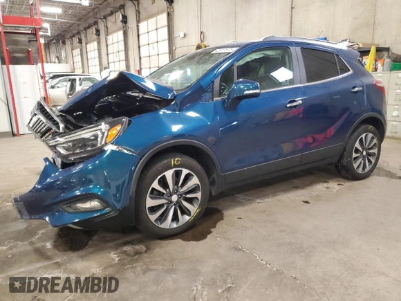 2020 Buick Encore Essence z VIN KL4CJGSB9LB033504, wystawiony jako Copart lot #43911325 z przebiegiem 62 471 mil mil oraz Szkody całkowita. Historia ofert i sprzedaży dostępna na DreamBid. Obrazek 1.