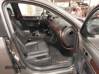 2008 Volkswagen Touareg V6 z VIN WVGBE77L98D017186, wystawiony jako IAAI lot #42321410 z przebiegiem 184 825 mil mil oraz . Historia ofert i sprzedaży dostępna na DreamBid. Obrazek 5.
