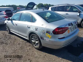 2017 Volkswagen Passat S z VIN 1VWAT7A30HC009964, wystawiony jako IAAI lot #42181146 z przebiegiem 118 855 mil mil oraz . Historia ofert i sprzedaży dostępna na DreamBid. Obrazek 3.
