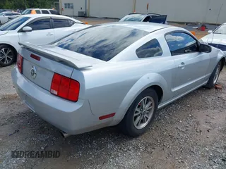 2005 Ford Mustang Deluxe z VIN 1ZVFT80N855148982, wystawiony jako IAAI lot #42251052 z przebiegiem 227 266 mil mil oraz . Historia ofert i sprzedaży dostępna na DreamBid. Obrazek 4.