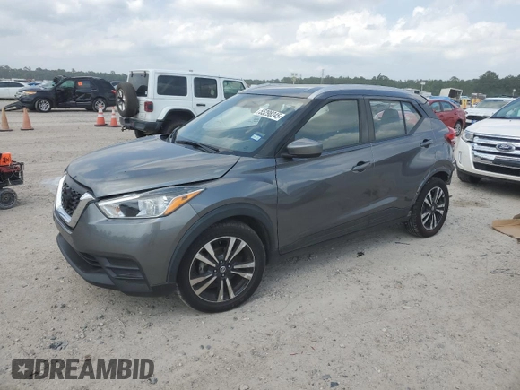 2019 Nissan Kicks S z VIN 3N1CP5CU3KL547941, wystawiony jako Copart lot #55298245 z przebiegiem 136 714 mil mil oraz Szkoda całkowita • Salvage title. Historia ofert i sprzedaży dostępna na DreamBid. Obrazek 1.