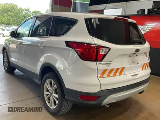 2019 Ford Escape SE z VIN 1FMCU0GD5KUB65737, wystawiony jako IAAI lot #42485914 z przebiegiem 53 830 mil mil oraz . Historia ofert i sprzedaży dostępna na DreamBid. Obrazek 1.