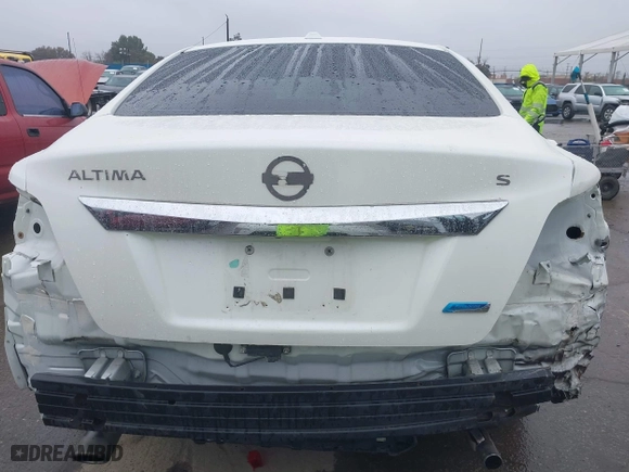 2014 Nissan Altima 2.5 SV with VIN 1N4AL3AP3EC319882, listed as a IAAI auction lot 41563324 with 108,121 mi miles. Bid and sale history available at carsss.com. Image 6.