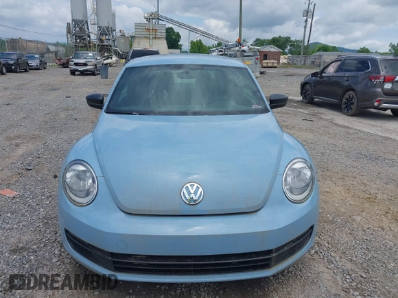 2015 Volkswagen Beetle Fleet Edition z VIN 3VWF17AT5FM611508, wystawiony jako IAAI lot #42441498 z przebiegiem 98 536 mil mil oraz . Historia ofert i sprzedaży dostępna na DreamBid. Obrazek 12.