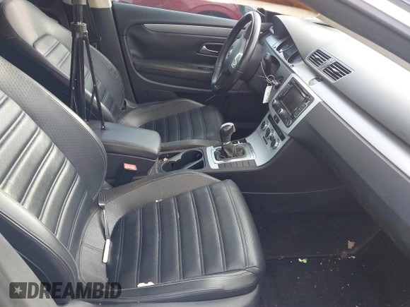 2013 Volkswagen CC Sport z VIN WVWBP7AN3DE570204, wystawiony jako IAAI lot #41478044 z przebiegiem 168 376 mil mil oraz . Historia ofert i sprzedaży dostępna na DreamBid. Obrazek 5.