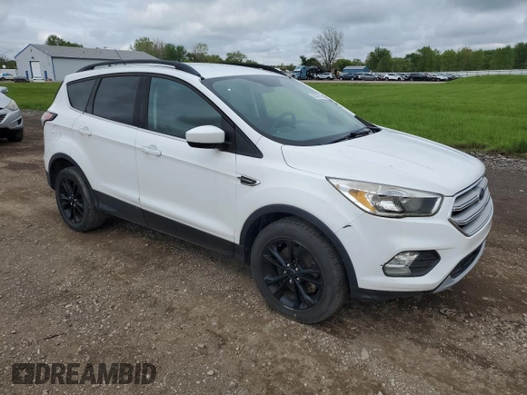 2018 Ford Escape SE z VIN 1FMCU9G97JUB48596, wystawiony jako Copart lot #56388505 z przebiegiem 96 996 mil mil oraz Czysty tytuł • Clean title. Historia ofert i sprzedaży dostępna na DreamBid. Obrazek 4.