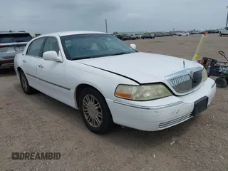 2010 Lincoln Town Car Signature Limited z VIN 2LNBL8CV0AX611313, wystawiony jako IAAI lot #42294050 z przebiegiem 232 737 mil mil oraz . Historia ofert i sprzedaży dostępna na DreamBid. Obrazek 1.
