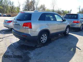 2013 Kia Sorento LX z VIN 5XYKT4A65DG354509, wystawiony jako IAAI lot #41996451 z przebiegiem 97 647 mil mil oraz . Historia ofert i sprzedaży dostępna na DreamBid. Obrazek 4.