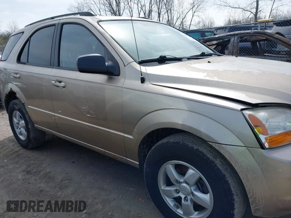 2009 Kia Sorento LX with VIN KNDJC735X95873640, listed as a IAAI auction lot 41918106 with 120,179 mi miles. Bid and sale history available at carsss.com. Image 13.