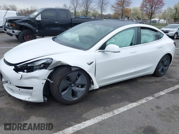 2020 Tesla Model 3 Standard Range Plus z VIN 5YJ3E1EA3LF590450, wystawiony jako IAAI lot #42026296 z przebiegiem 68 242 mil mil oraz . Historia ofert i sprzedaży dostępna na DreamBid. Obrazek 2.