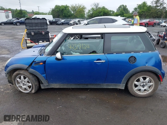 2006 MINI Hardtop with VIN WMWRC33516TK18735, listed as a IAAI auction lot 42519124 with 135,976 mi miles and . Bid and sale history available at DreamBid. Image 15.