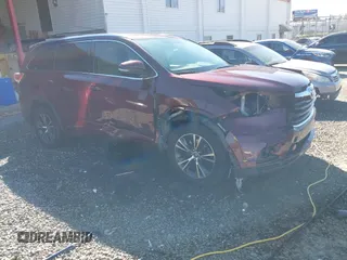 2016 Toyota Highlander XLE z VIN 5TDKKRFH5GS158054, wystawiony jako IAAI lot #41811063 z przebiegiem 120 126 mil mil oraz . Historia ofert i sprzedaży dostępna na DreamBid. Obrazek 1.
