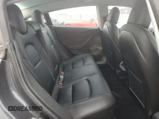2018 Tesla Model 3 Long Range Battery z VIN 5YJ3E1EB3JF103804, wystawiony jako Copart lot #83752134 z przebiegiem 128 507 mil mil oraz Szkoda całkowita • Salvage title. Historia ofert i sprzedaży dostępna na DreamBid. Obrazek 10.