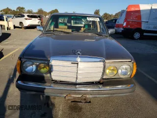 1981 Mercedes-Benz 300 D с VIN WDBAB30A6BB226915, выставлен на аукционе Copart как лот 87743925 с пробегом 241 960 миль миль и Списание • Salvage title. История ставок и продаж доступна на DreamBid. Изображение 5.
