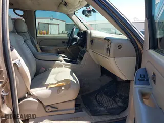 2004 Chevrolet Tahoe LT with VIN 1GNEC13Z04R118619, listed as a IAAI auction lot 42037638 with 234,472 mi miles. Bid and sale history available at carsss.com. Image 5.