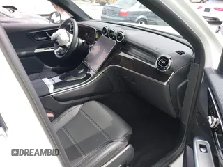 2024 Mercedes-Benz GLC 300 z VIN W1NKM4HB6RF216741, wystawiony jako IAAI lot #42216671 z przebiegiem Nie podano mil oraz . Historia ofert i sprzedaży dostępna na DreamBid. Obrazek 5.