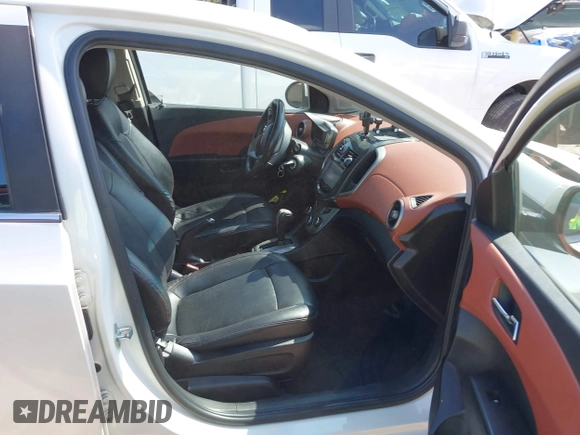 2015 Chevrolet Sonic LTZ z VIN 1G1JE6SB5F4106672, wystawiony jako IAAI lot #41520641 z przebiegiem 132 762 mil mil oraz . Historia ofert i sprzedaży dostępna na DreamBid. Obrazek 5.