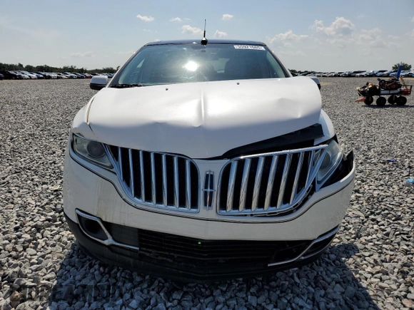 2011 Lincoln MKX z VIN 2LMDJ8JKXBBJ32276, wystawiony jako Copart lot #55921665 z przebiegiem 138 227 mil mil oraz Szkoda całkowita • Salvage title. Historia ofert i sprzedaży dostępna na DreamBid. Obrazek 5.