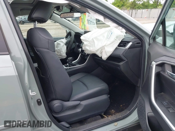 2023 Toyota RAV4 Hybrid XLE Premium z VIN 4T3B6RFV1PU120135, wystawiony jako IAAI lot #42371702 z przebiegiem 27 822 mil mil oraz . Historia ofert i sprzedaży dostępna na DreamBid. Obrazek 5.