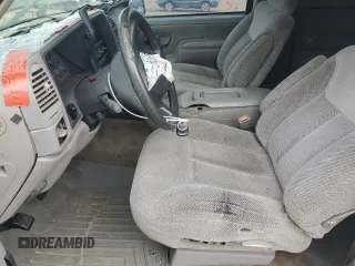 1998 Chevrolet Tahoe z VIN 3GNEK18R0WG147603, wystawiony jako Copart lot #51483845 z przebiegiem 187 582 mil mil oraz Szkoda całkowita • Salvage title. Historia ofert i sprzedaży dostępna na DreamBid. Obrazek 7.