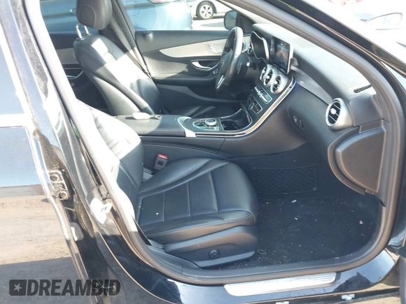 2019 Mercedes-Benz C 300 z VIN 55SWF8DB1KU318960, wystawiony jako IAAI lot #42547725 z przebiegiem 90 743 mil mil oraz . Historia ofert i sprzedaży dostępna na DreamBid. Obrazek 5.