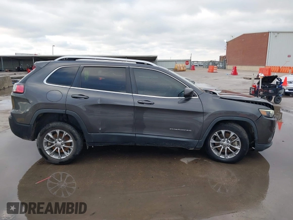 2019 Jeep Cherokee Latitude Plus z VIN 1C4PJLLX1KD241874, wystawiony jako IAAI lot #41313447 z przebiegiem 108 649 mil mil oraz . Historia ofert i sprzedaży dostępna na DreamBid. Obrazek 13.