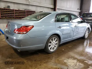 2007 Toyota Avalon XL z VIN 4T1BK36B77U218125, wystawiony jako Copart lot #56042525 z przebiegiem 197 123 mil mil oraz Szkoda całkowita • Salvage title. Historia ofert i sprzedaży dostępna na DreamBid. Obrazek 3.