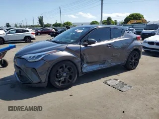 2021 Toyota C-HR LE z VIN JTNKHMBX7M1113233, wystawiony jako Copart lot #56924115 z przebiegiem 63 379 mil mil oraz Szkoda całkowita • Salvage title. Historia ofert i sprzedaży dostępna na DreamBid. Obrazek 1.
