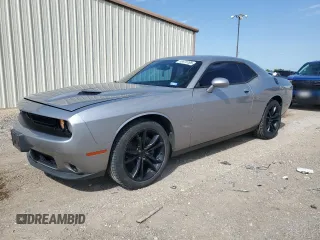2016 Dodge Challenger SXT z VIN 2C3CDZAGXGH323404, wystawiony jako Copart lot #55975195 z przebiegiem 127 336 mil mil oraz Szkoda całkowita • Salvage title. Historia ofert i sprzedaży dostępna na DreamBid. Obrazek 1.