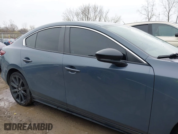 2022 Mazda 3 Carbon Edition z VIN 3MZBPACL2NM310491, wystawiony jako IAAI lot #41981966 z przebiegiem 50 314 mil mil oraz . Historia ofert i sprzedaży dostępna na DreamBid. Obrazek 14.