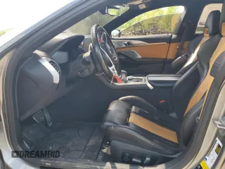 2022 BMW M8 Competition z VIN WBSGV0C08NCH61825, wystawiony jako Copart lot #57515605 z przebiegiem 56 046 mil mil oraz Tytuł czysty. Historia ofert i sprzedaży dostępna na DreamBid. Obrazek 7.