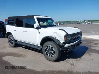 2022 Ford Bronco z VIN 1FMEE5BPXNLB21960, wystawiony jako IAAI lot #42521400 z przebiegiem 42 376 mil mil oraz . Historia ofert i sprzedaży dostępna na DreamBid. Obrazek 1.