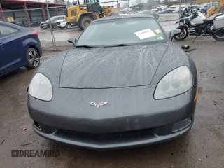 2013 Chevrolet Corvette 1LT z VIN 1G1YE2DW6D5109028, wystawiony jako IAAI lot #41100665 z przebiegiem 32 095 mil mil oraz . Historia ofert i sprzedaży dostępna na DreamBid. Obrazek 13.