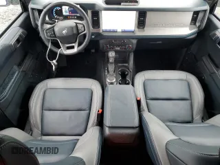 2024 Ford Bronco Outer Banks z VIN 1FMDE8BHXRLA92990, wystawiony jako Copart lot #56416545 z przebiegiem 4 366 mil mil oraz Szkoda całkowita • Salvage title. Historia ofert i sprzedaży dostępna na DreamBid. Obrazek 8.