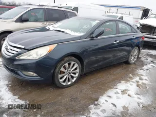 2013 Hyundai Sonata SE z VIN 5NPEC4AC4DH673945, wystawiony jako IAAI lot #41522632 z przebiegiem 109 883 mil mil oraz . Historia ofert i sprzedaży dostępna na DreamBid. Obrazek 2.