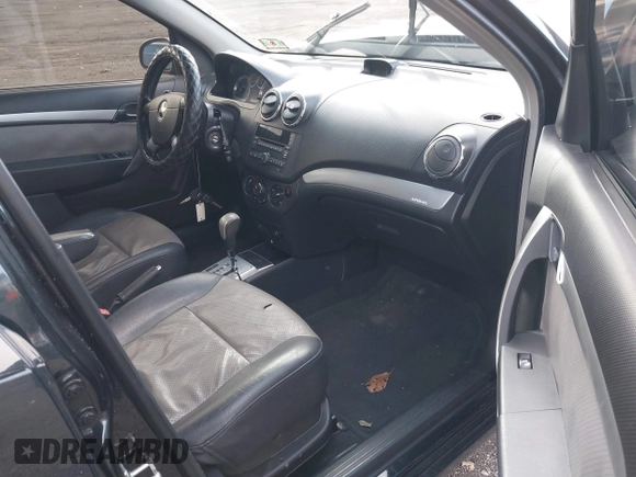 2010 Chevrolet Aveo 2LT z VIN KL1TG6DE1AB098423, wystawiony jako IAAI lot #41225080 z przebiegiem 107 339 mil mil oraz . Historia ofert i sprzedaży dostępna na DreamBid. Obrazek 5.
