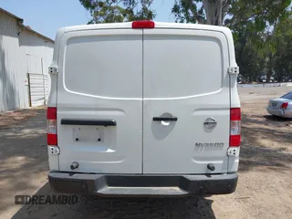 2021 Nissan NV Cargo SV z VIN 1N6BF0KYXMN805682, wystawiony jako IAAI lot #42152216 z przebiegiem 82 671 mil mil oraz . Historia ofert i sprzedaży dostępna na DreamBid. Obrazek 16.