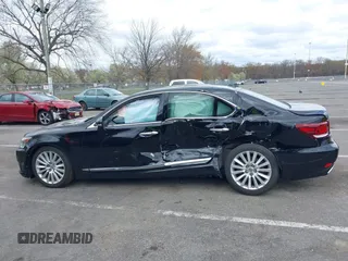 2017 Lexus LS 460 z VIN JTHCL5EF2H5028166, wystawiony jako IAAI lot #42049415 z przebiegiem 205 982 mil mil oraz . Historia ofert i sprzedaży dostępna na DreamBid. Obrazek 14.