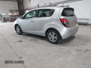 2016 Chevrolet Sonic LT z VIN 1G1JC6SG9G4151259, wystawiony jako IAAI lot #42341705 z przebiegiem 131 981 mil mil oraz . Historia ofert i sprzedaży dostępna na DreamBid. Obrazek 3.