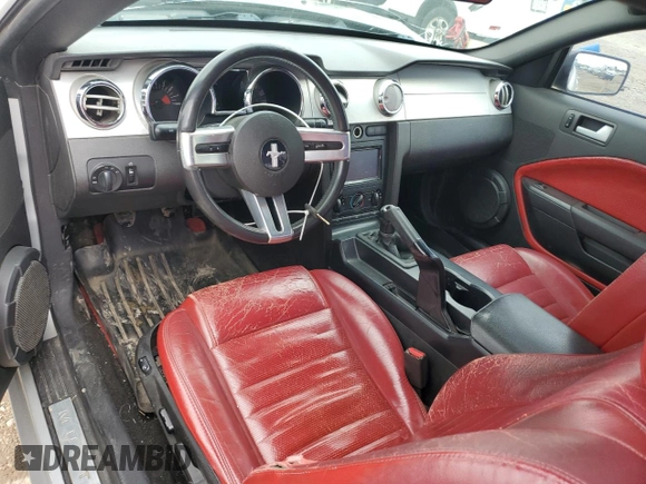 2006 Ford Mustang GT Deluxe z VIN 1ZVFT82H665205379, wystawiony jako Copart lot #57790135 z przebiegiem 193 607 mil mil oraz Szkoda całkowita • Salvage title. Historia ofert i sprzedaży dostępna na DreamBid. Obrazek 8.