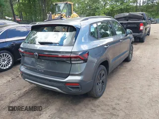 2025 Volkswagen Taos z VIN 3VV5C7B23SM012634, wystawiony jako IAAI lot #42342616 z przebiegiem 4381 mil mil oraz . Historia ofert i sprzedaży dostępna na DreamBid. Obrazek 4.
