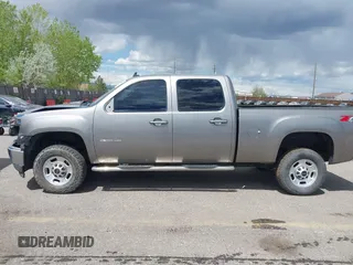 2012 GMC Sierra 2500HD SLT z VIN 1GT121C81CF186445, wystawiony jako IAAI lot #42170069 z przebiegiem 133 098 mil mil oraz . Historia ofert i sprzedaży dostępna na DreamBid. Obrazek 14.