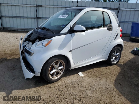 2015 Smart fortwo Passion z VIN WMEEJ3BA8FK800733, wystawiony jako Copart lot #57268944 z przebiegiem Nie podano mil oraz Szkoda całkowita • Salvage title. Historia ofert i sprzedaży dostępna na DreamBid. Obrazek 1.