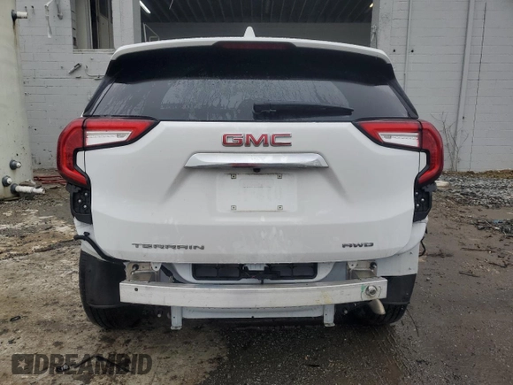 2024 GMC Terrain SLE z VIN 3GKALTEG5RL306490, wystawiony jako Copart lot #61090425 z przebiegiem 27 890 mil mil oraz Czysty tytuł • Clean title. Historia ofert i sprzedaży dostępna na DreamBid. Obrazek 6.