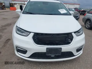 2022 Chrysler Pacifica Touring L with VIN 2C4RC1BG5NR170186, listed as a IAAI auction lot 41422057 with 71,204 mi miles and . Bid and sale history available at DreamBid. Image 6.
