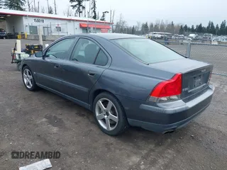 2004 Volvo S60 R with VIN YV1RH52Y342355653, listed as a IAAI auction lot 41831546 with 220,399 mi miles. Bid and sale history available at carsss.com. Image 3.